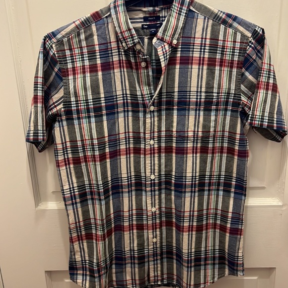 Gap classic fit men's short sleeve button down, size medium - Picture 2 of 4
